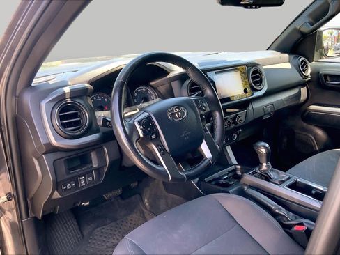 Used 2018 Toyota Tacoma TRD Off-Road AWD/4WD image 16