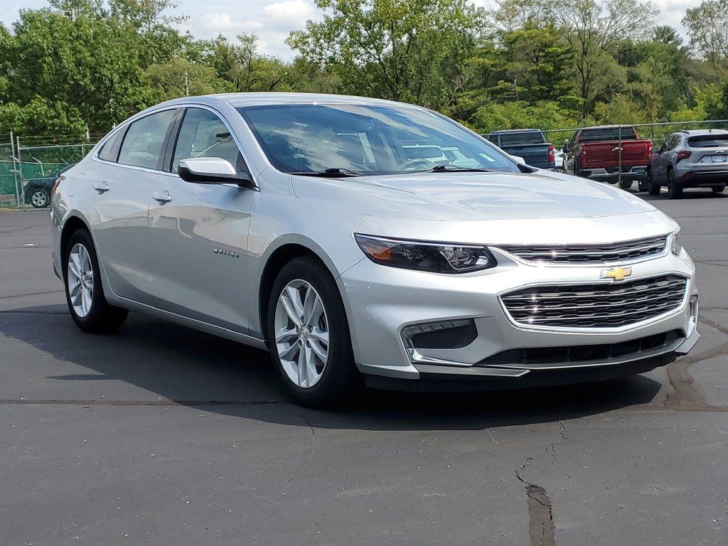 Used 2018 Chevrolet Malibu LT FWD image 2