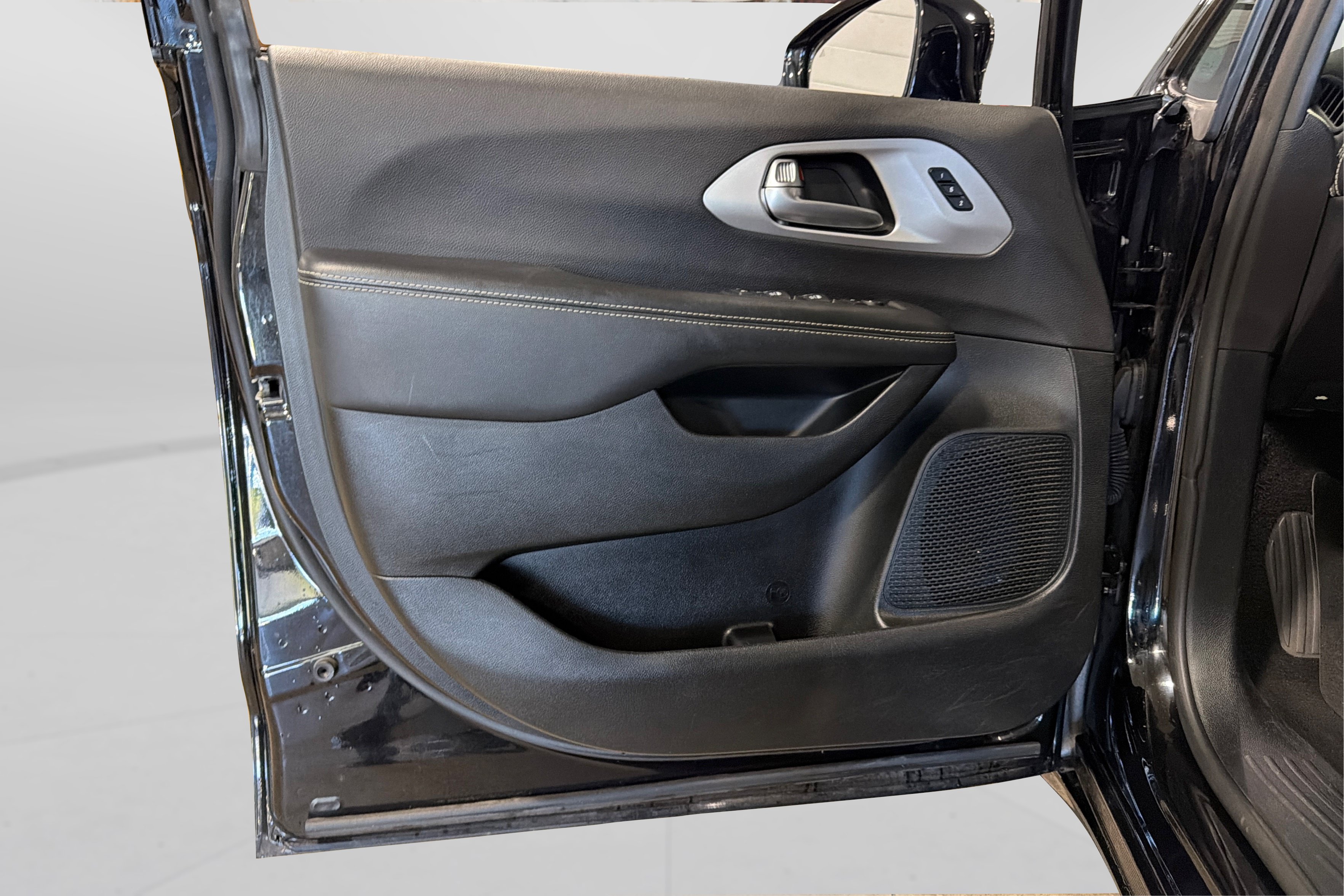 Used 2025 Chrysler Pacifica Limited FWD image 15
