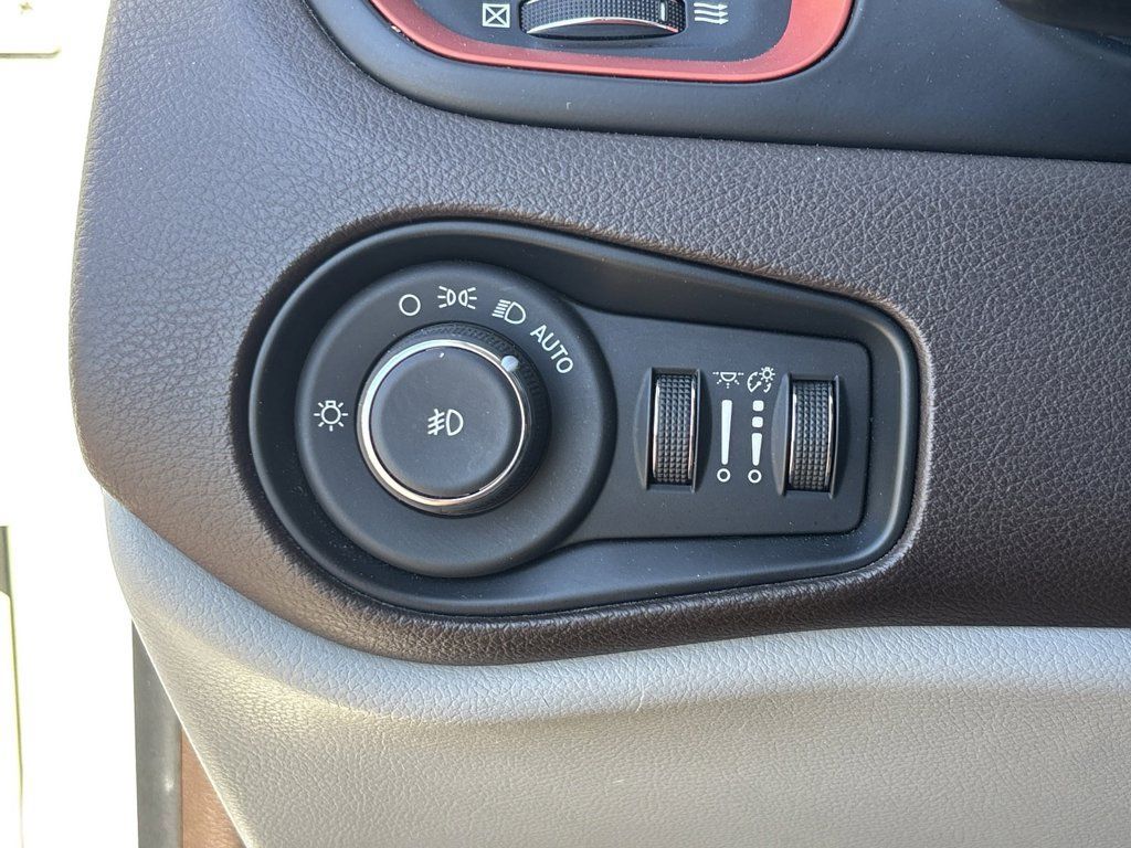 Used 2017 Jeep Renegade Latitude w/ Popular Equipment Group FWD image 32