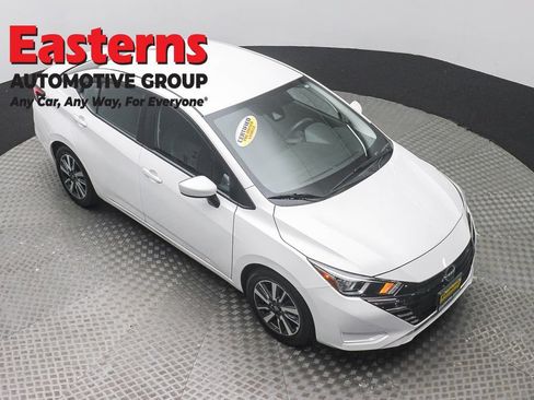 Used 2023 Nissan Versa SV FWD image 3