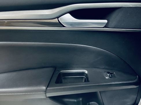 Used 2018 Ford Fusion SE w/ Fusion SE Technology Package FWD image 19