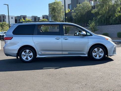 Used 2020 Toyota Sienna LE w/ LE Preferred Package FWD image 7