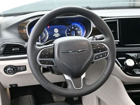 Used 2024 Chrysler Pacifica Limited w/ Trailer Tow Group image 29