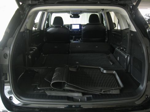 Used 2023 Toyota Highlander XLE image 25