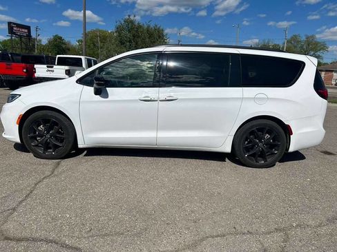 Used 2025 Chrysler Pacifica Limited FWD image 8