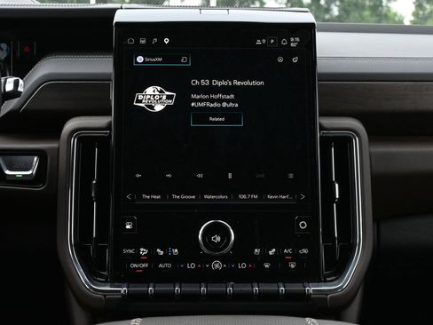Used 2025 GMC Yukon Denali Ultimate AWD/4WD image 13