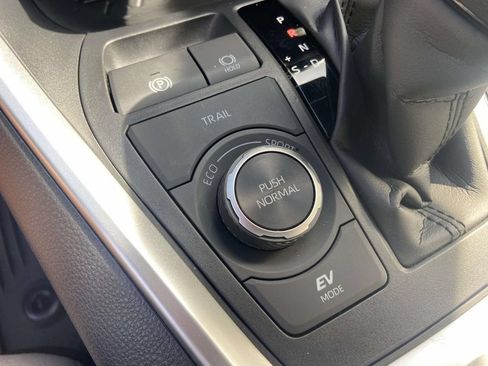 Used 2025 Toyota RAV4 XLE AWD/4WD image 23