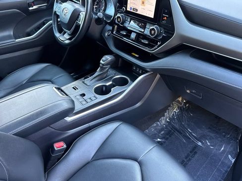 Used 2023 Toyota Highlander XLE FWD image 16
