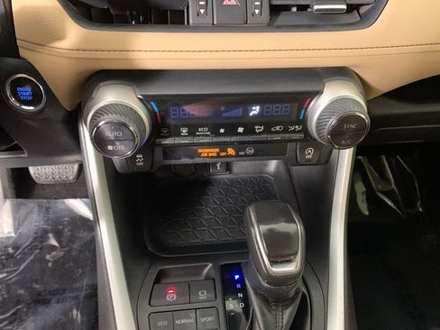 Used 2020 Toyota RAV4 XLE Premium FWD image 24