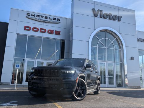 Used 2021 Jeep Grand Cherokee L Laredo image 1