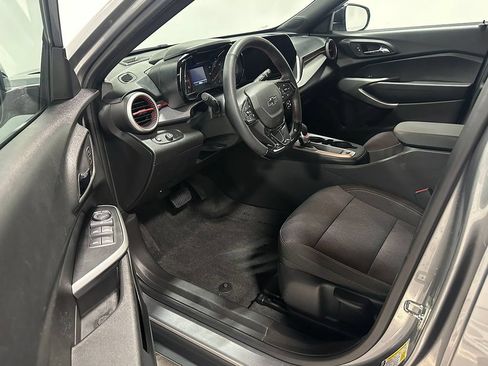 Used 2024 Chevrolet Trax RS FWD image 17