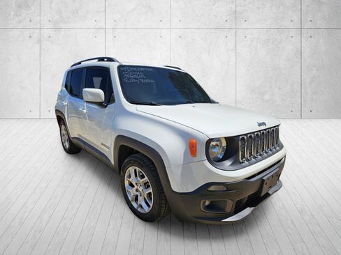 Used 2018 Jeep Renegade Latitude FWD image 2