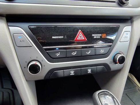 Used 2017 Hyundai Elantra SE image 24