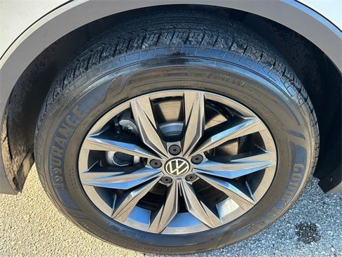 Used 2022 Volkswagen Tiguan SE image 9