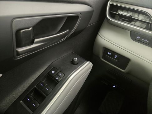 Used 2023 Toyota Highlander L FWD image 28