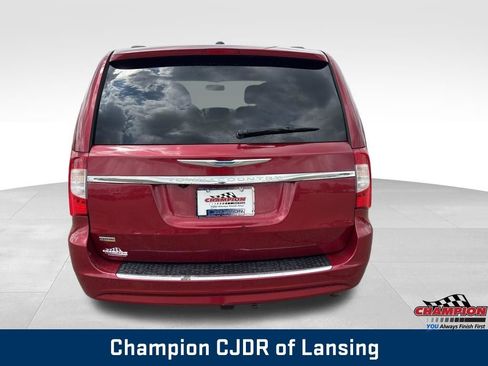 Used 2012 Chrysler Town & Country Touring w/ Entertainment Group #1 FWD image 7