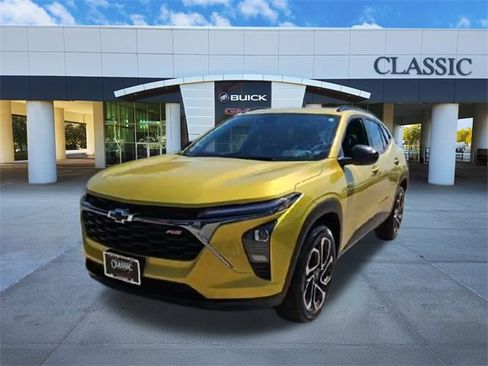 Used 2025 Chevrolet Trax RS w/ Driver Confidence Package image 3