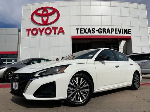 Used 2025 Nissan Altima 2.5 SV image 2