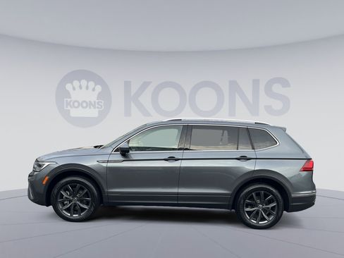 Used 2022 Volkswagen Tiguan SE w/ Panoramic Sunroof Package image 2