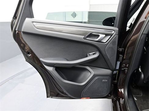 Used 2022 Porsche Macan image 13
