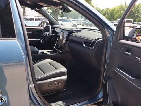 Used 2025 GMC Acadia Denali w/ LPO, Floor Liner Package FWD image 31