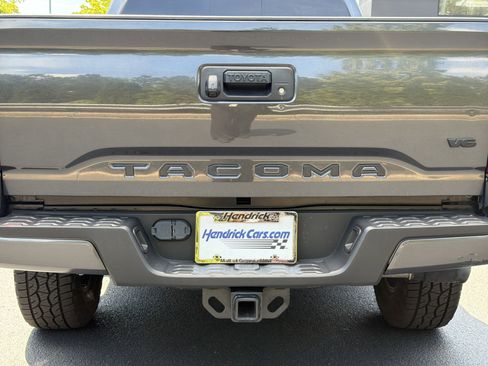 Used 2022 Toyota Tacoma SR5 w/ Technology Package RWD image 40