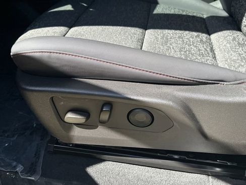 Used 2024 Chevrolet Colorado Z71 w/ Z71 Convenience Package 2 image 17