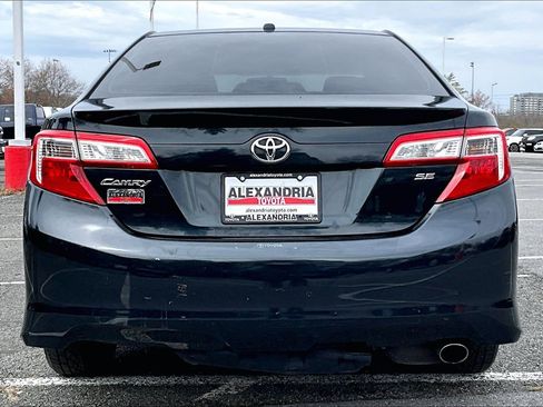 Used 2014 Toyota Camry SE w/ Moonroof Package image 4