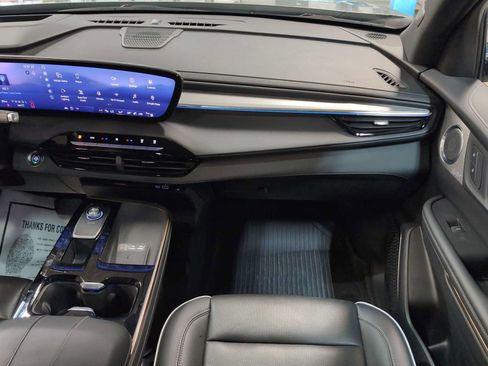 Used 2025 Buick Enclave Avenir AWD/4WD image 31