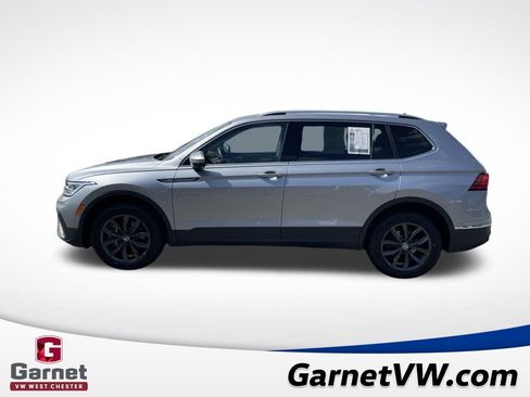 Used 2023 Volkswagen Tiguan SE w/ Panoramic Sunroof Package image 2