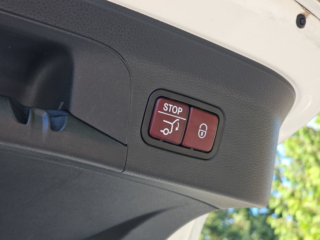 Used 2019 Mercedes-Benz GLC 300 4MATIC Coupe image 16