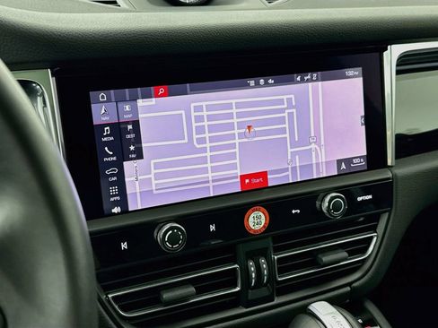 Certified 2025 Porsche Macan AWD/4WD image 19