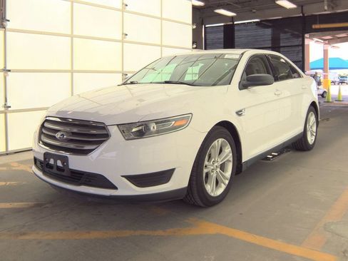 Used 2016 Ford Taurus SE FWD image 1
