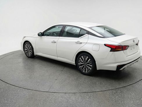 Used 2025 Nissan Altima 2.5 SV FWD image 6