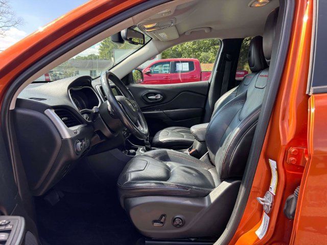 Used 2016 Jeep Cherokee Trailhawk w/ Comfort/Convenience Group AWD/4WD image 3