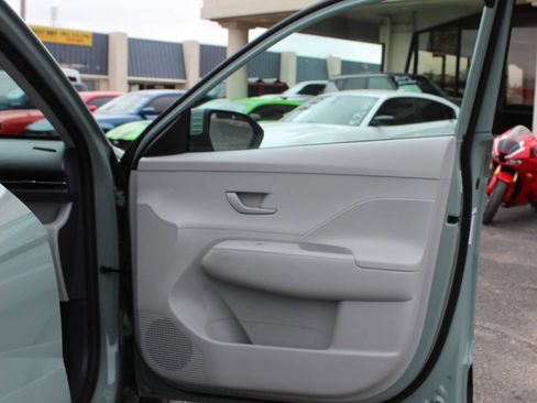 Used 2025 Hyundai Kona SEL FWD image 8