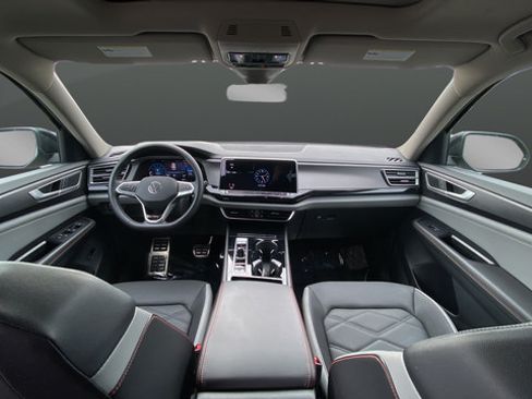 Used 2024 Volkswagen Atlas Peak Edition SE AWD/4WD image 11