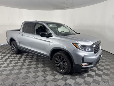 Used 2023 Honda Ridgeline Sport image 2