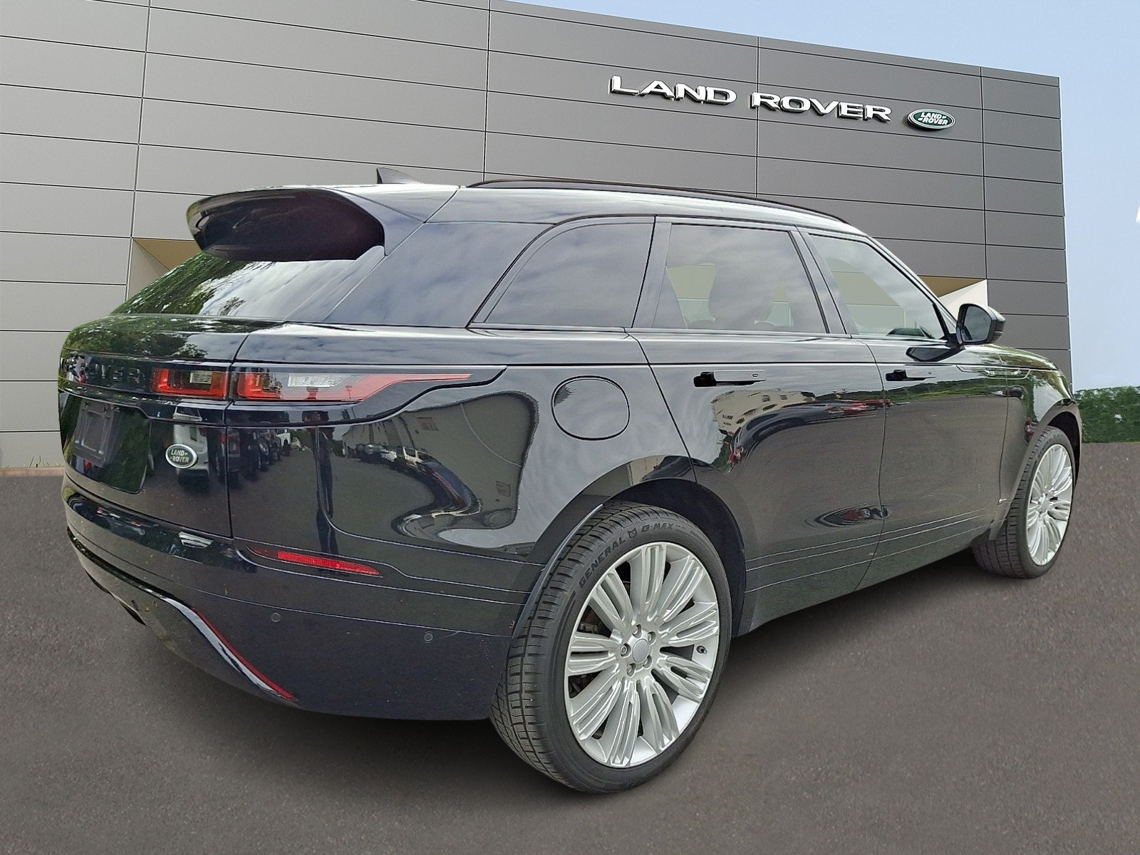 Used 2019 Land Rover Range Rover Velar R-Dynamic SE AWD/4WD image 2