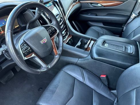 Used 2015 Cadillac Escalade Luxury image 4