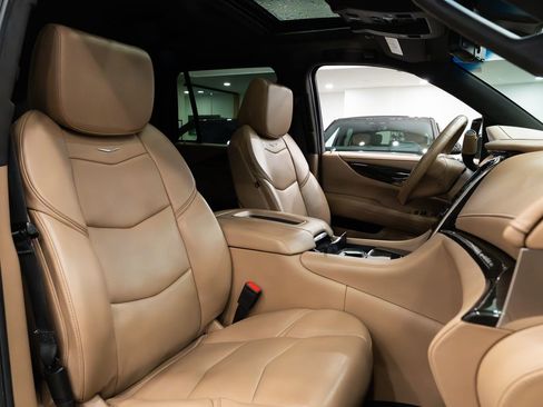 Used 2018 Cadillac Escalade Platinum image 10