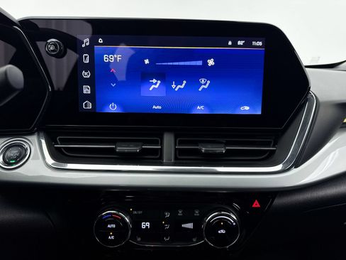 Used 2025 Chevrolet Trax LT w/ LT Convenience Package FWD image 22