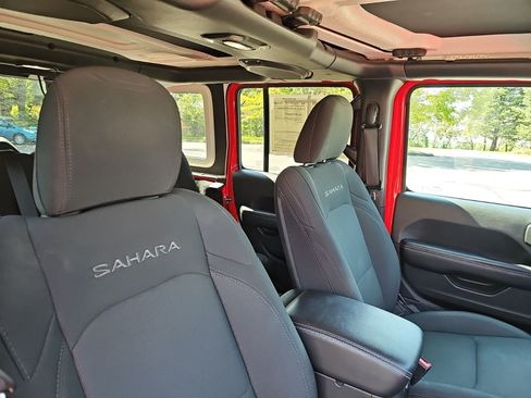 Used 2018 Jeep Wrangler Unlimited Sahara AWD/4WD image 11