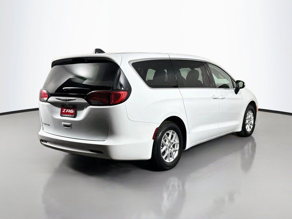 Used 2021 Chrysler Voyager LX w/ Cold Weather Group FWD image 5