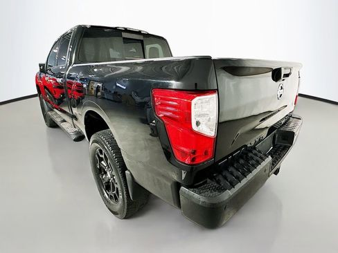 Used 2018 Nissan Titan SV w/ SV Convenience Package image 5