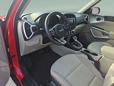 Used 2024 Kia Soul LX image 17