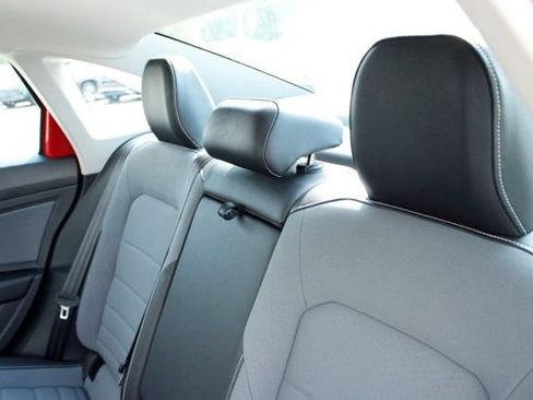 Used 2025 Volkswagen Jetta SE w/ Sunroof Package FWD image 16