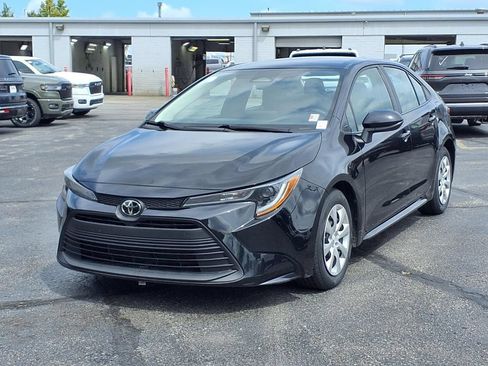 Used 2025 Toyota Corolla LE FWD image 2