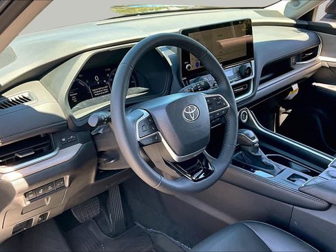 Used 2025 Toyota Grand Highlander AWD Hybrid image 17